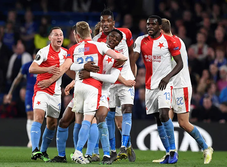 EFE Los jugadores del Slavia celebran una anotación en Stamford Bridge