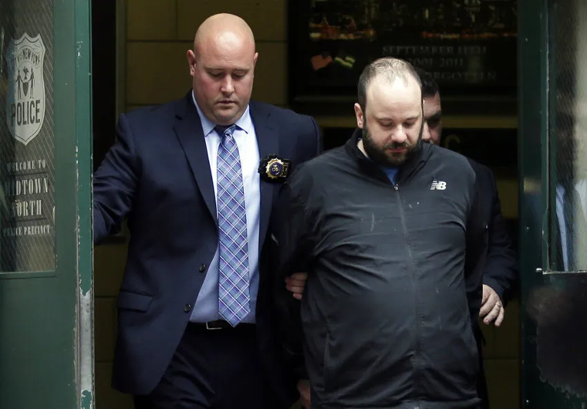 AP Lamparello sale escoltado por policía de Nueva York