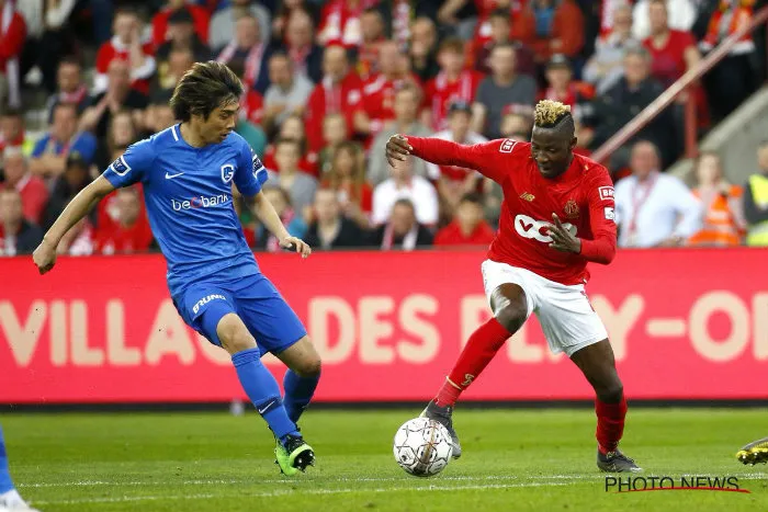 TWITTER @STANDAR_RSCL Junya Ito pelea el balón en el partido