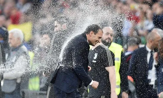EFE Allegri es rociado de espuma