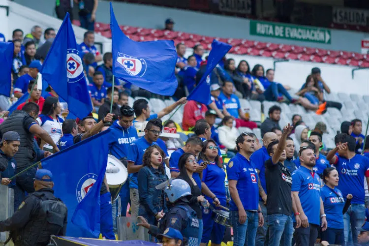 Afición de Cruz Azul arriba al Azteca