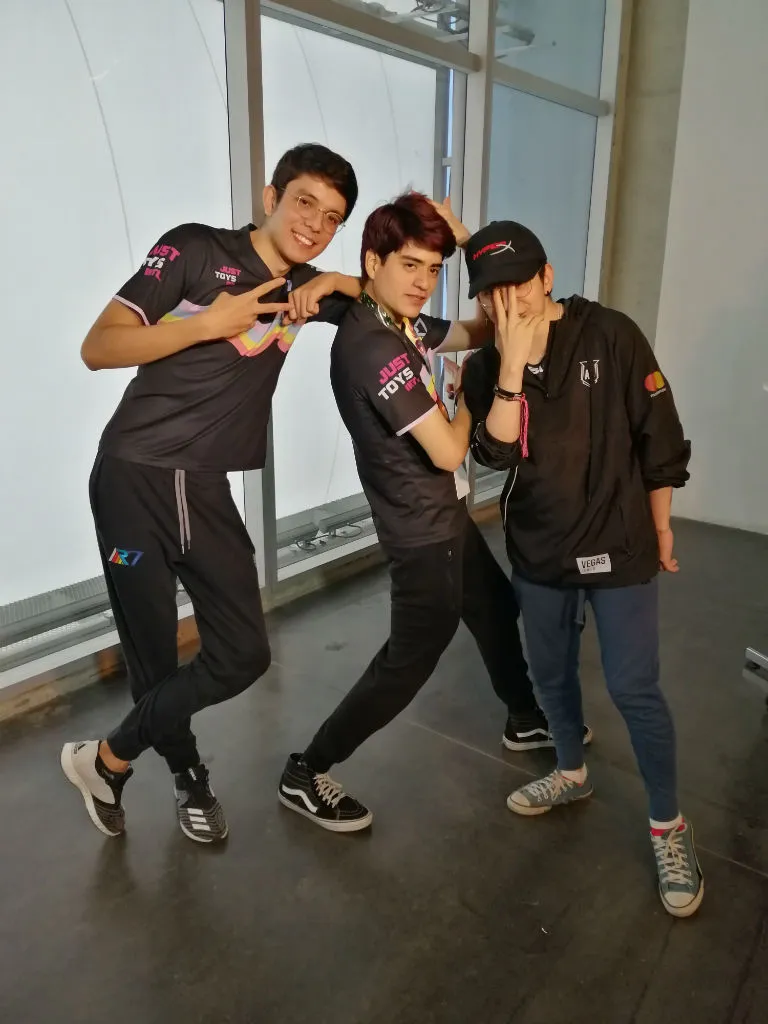 Leza, Grell y Seiya, posando para una foto