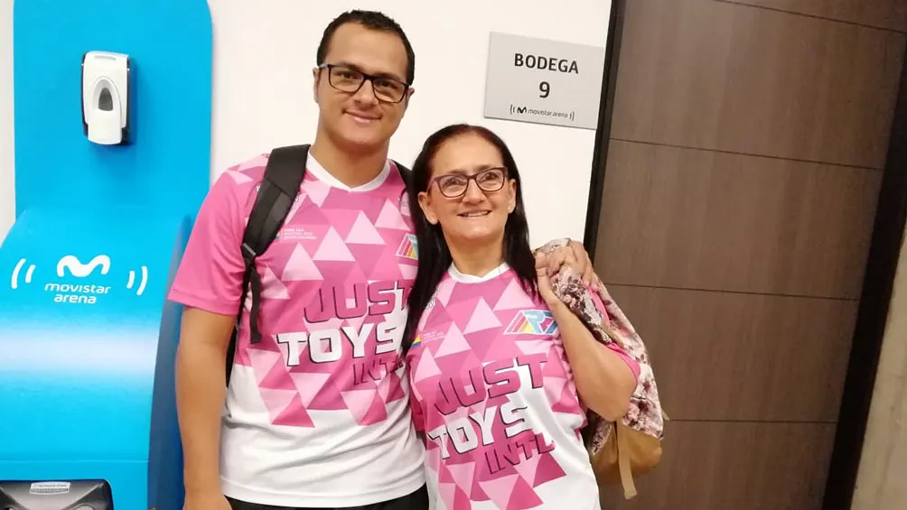 ALEXANDRO SANTOS Hermano y madre de Dye posan para la cámara