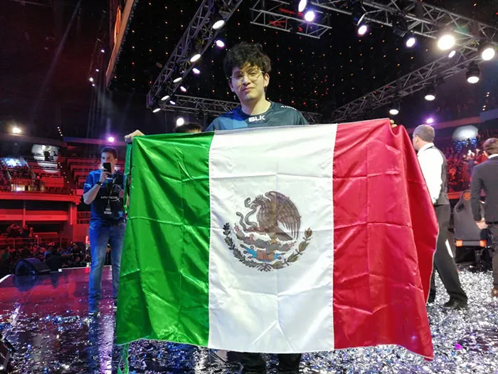 ALEXANDRO SANTOS Seiya posa con la bandera de México