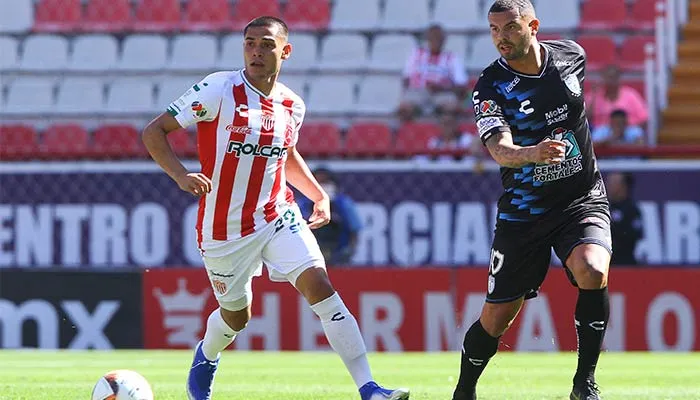 Plascencia y Cardona en disputa por el balón