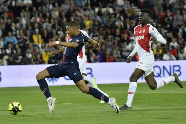 EFE Mbappé conduce el esférico en el duelo ante Mónaco