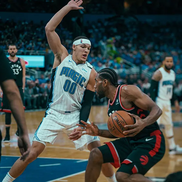 Leonard intenta penetrar hacia el aro