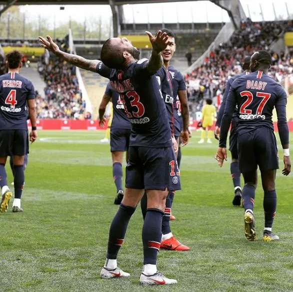 Dani Alves festeja con el PSG