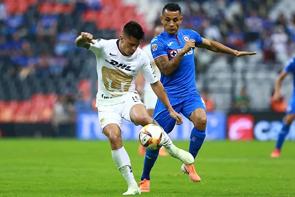 IMAGO 7 Iturbe y Yotún pelean el esférico en el Estadio Azteca