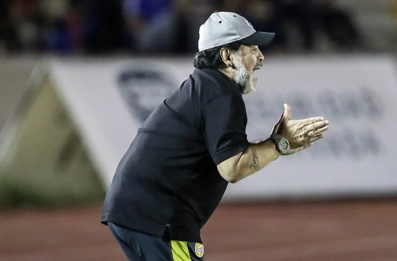 IMAGO7 Diego Maradona da indicaciones durante un juego de Dorados