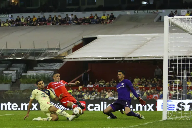 IMAGO7 Talavera achica ante el remate de Henry Martín