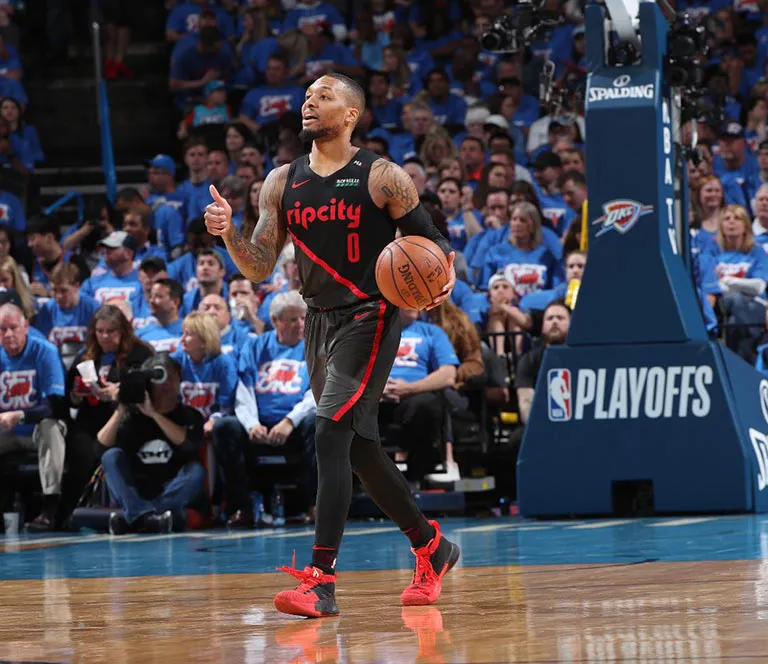 Damian Lillard lleva el balón durante el juego