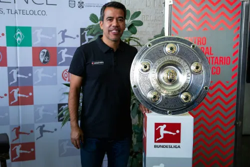 Pavel Pardo durante un evento de la Bundesliga en México