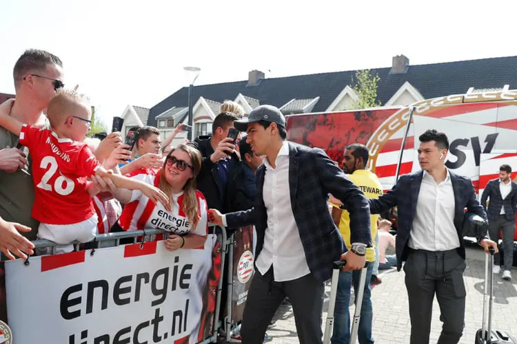 Erick Gutiérrez e Hirving Lozano saludan a su afición