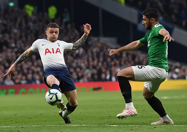 Trippier tapa el esférico ante un tiro rival