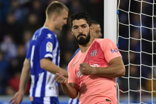 Luis Suárez celebra luego de anotar frente al Alavés