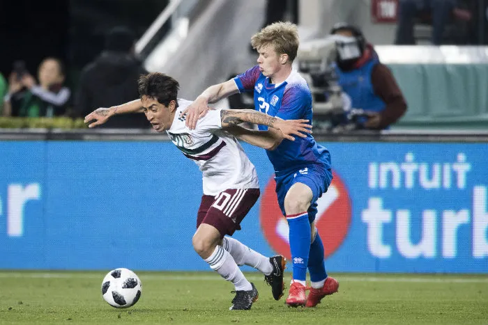 IMAGO7 Govea disputando el balón