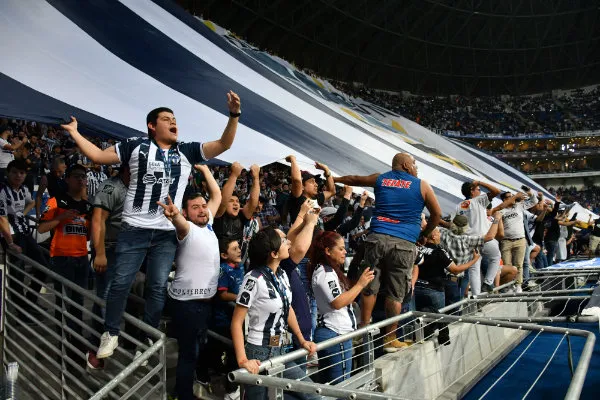 Afición de Rayados en duelo ante el Alianza