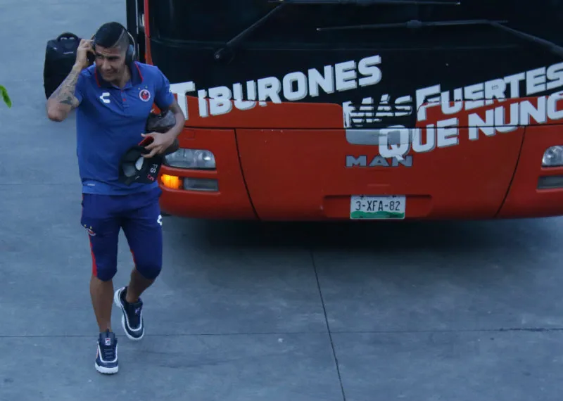 Carlos Salcido a un lado del autobús de Veracruz