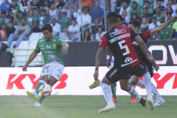 IMAGO7 Macías haciendo un remate a gol frente al Atlas