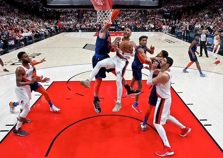 AP Damian Lillard salta para hacer una canasta