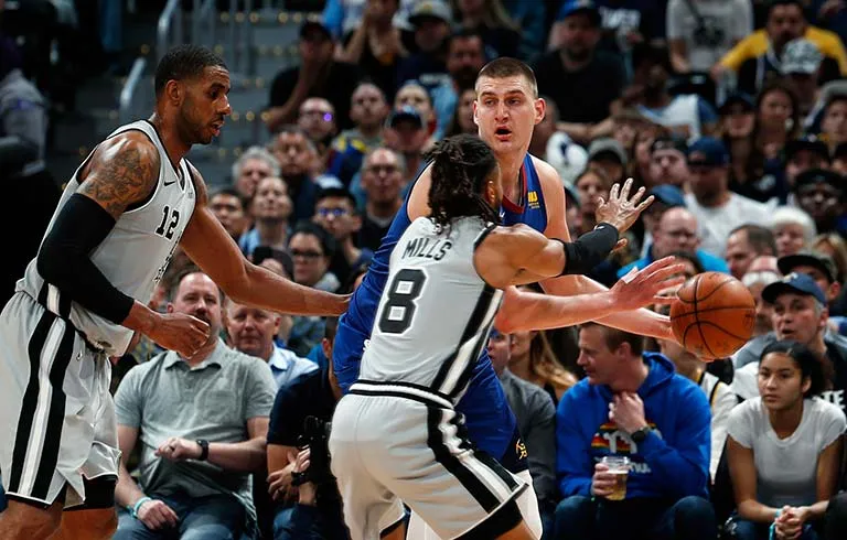 AP Nikola Jokic realiza un pase ante la marca