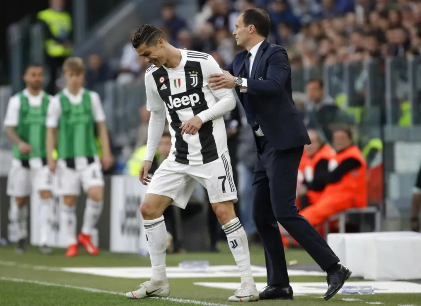Allegri habla durante un partido con Cristiano Ronaldo
