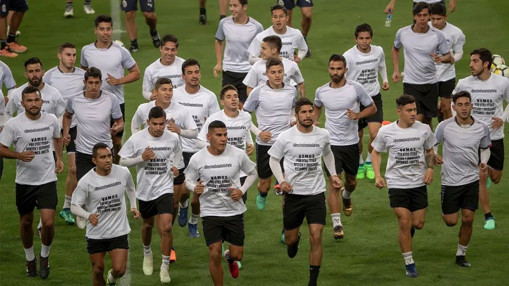 Las playeras de protesta con las que entrenó Chivas