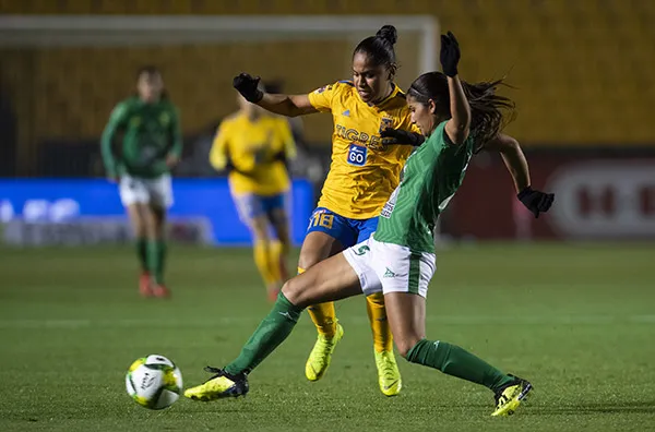MEXSPORT Dura pelea por el balón entre Tigres y León
