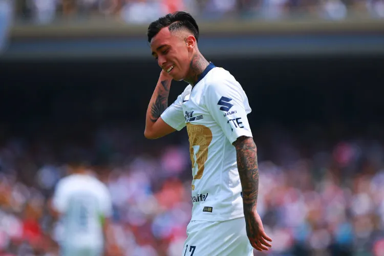 IMAGO7 Martín Rodríguez lamenta error en duelo con Pumas
