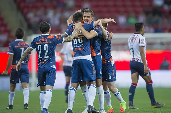 MEXSPORT Jugadores de Puebla festejan victoria contra Chivas