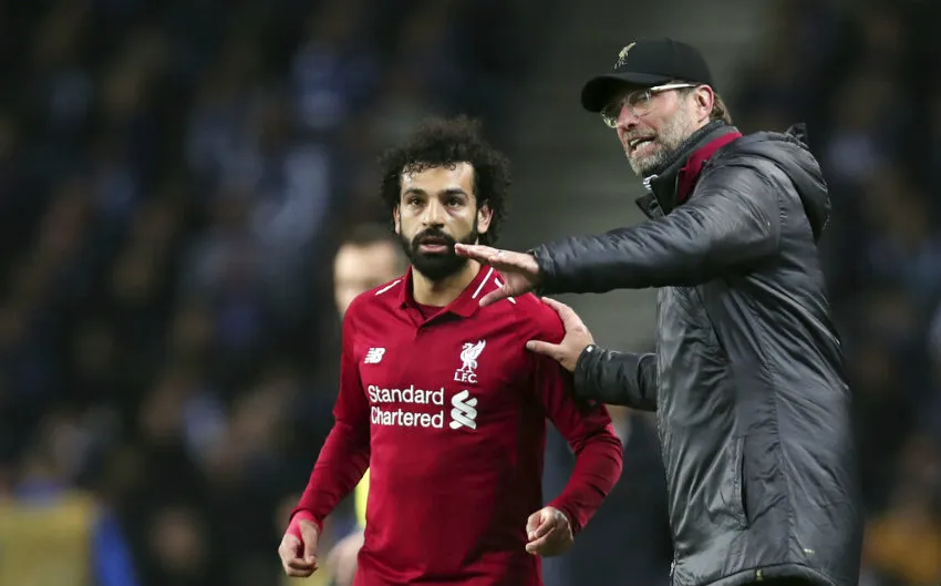 Salah recibe instrucciones de sus técnico