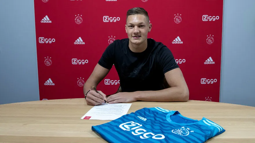 AJAX.NL Scherpen firma su contrato con el Ajax