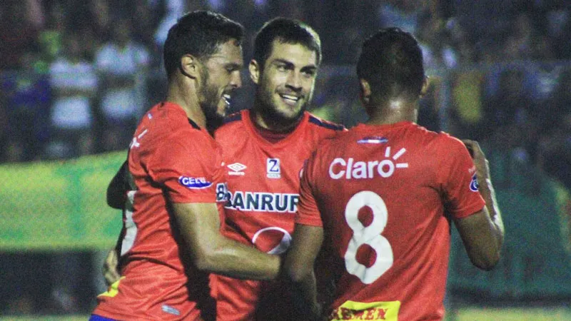 Luis Ángel celebra una anotación con sus compañeros