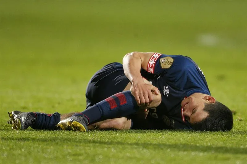 Lozano se duele en el campo