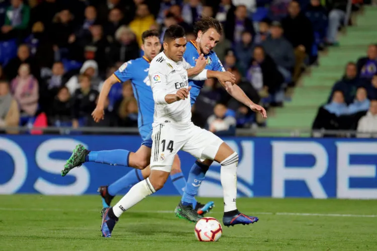 EFE Casemiro conduce el balón ante Ignasi Miquel del Getafe