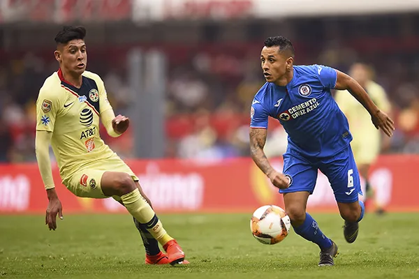 Edson presiona a Yoshimar en Clásico Joven