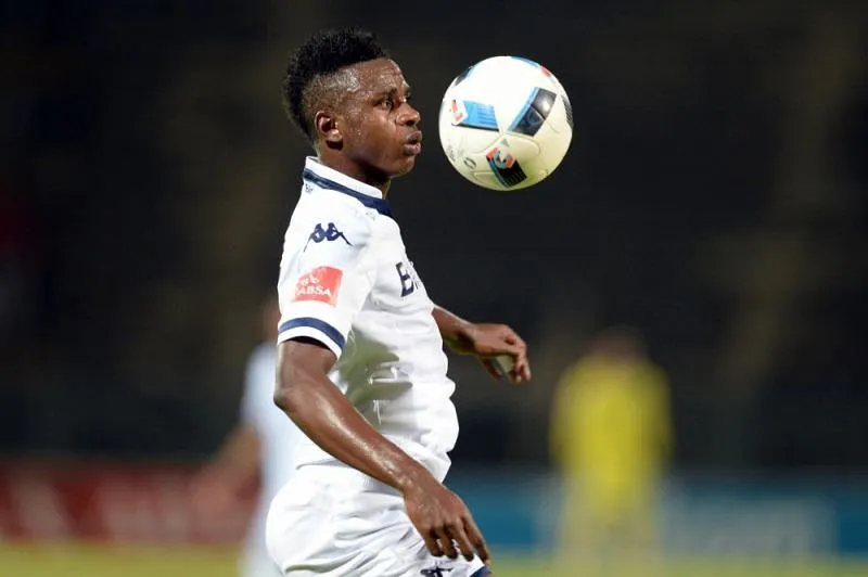 Papy Faty dominando el balón