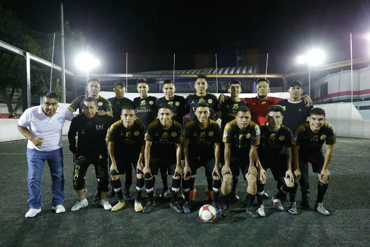 ERNESTO PÉREZ Luis Ignacio Cárdenas acompaña a uno de sus conjuntos