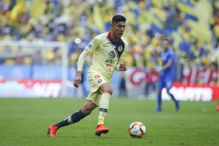 Edson Álvarez, en un partido en el Estadio Azteca