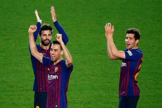 Sergi Roberto festeja con la afición el título de Liga