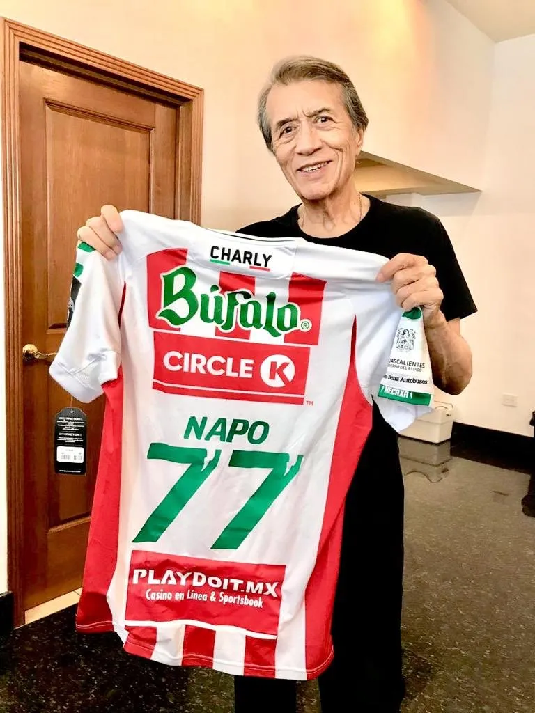 Napoleón muestra su jersey