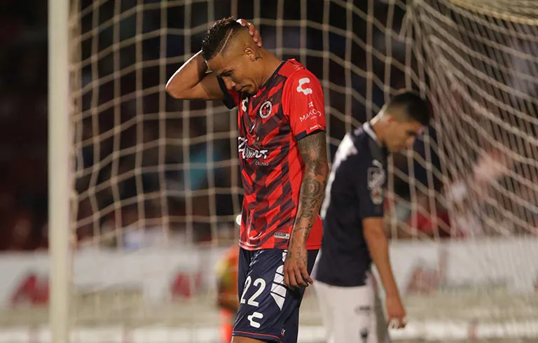 IMAGO7 Diego Chávez, cabizbajo durante un partido con Veracruz