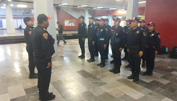 Policía en las inmediaciones del metro de la CDMX