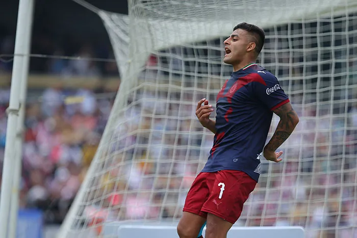 IMAGO7 Alexis Vega se lamenta en un partido de Chivas
