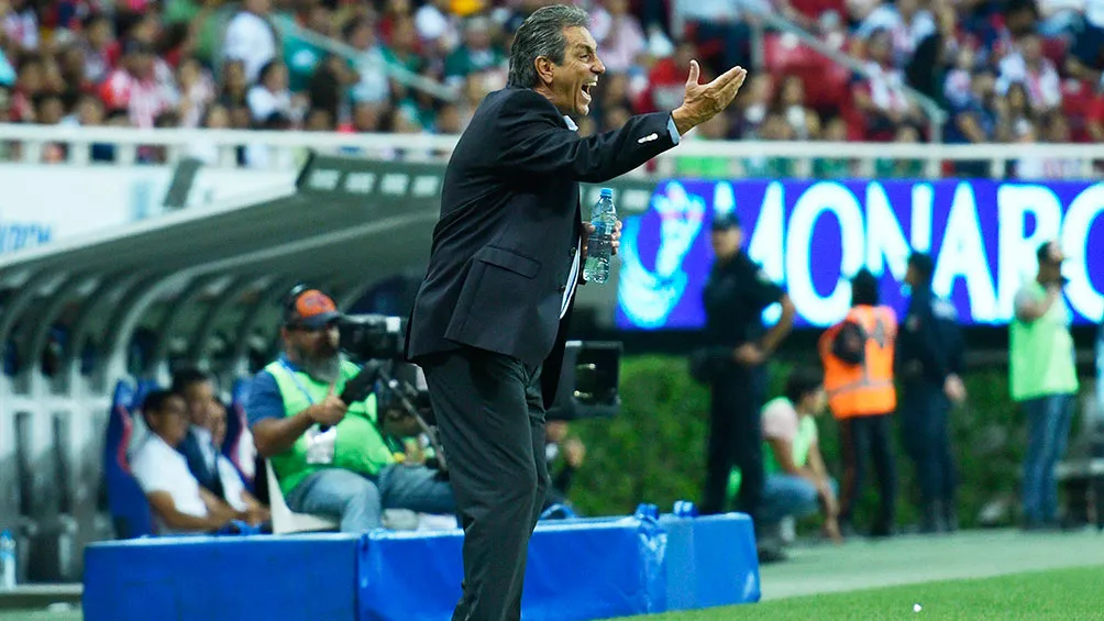 IMAGO7 Boy da indicaciones a sus jugadores en el cotejo frente a los Esmeraldas