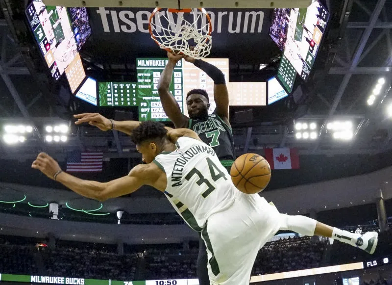 AP Jaylen Brown clava el balón sobre Giannis Antetokounmpo