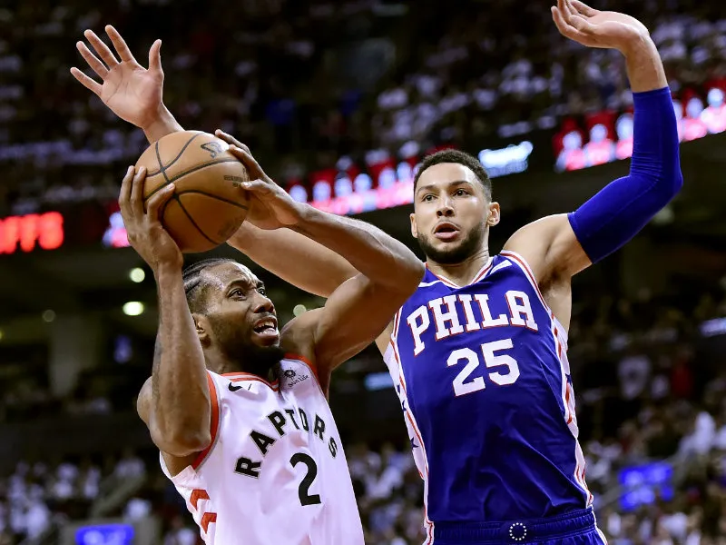 AP Kawhi Leonard intenta anotar sobre Ben Simmons