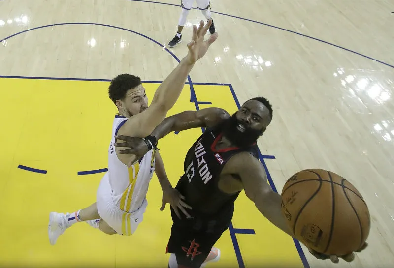 AP James Harden intenta anotar sobre Klay Thompson