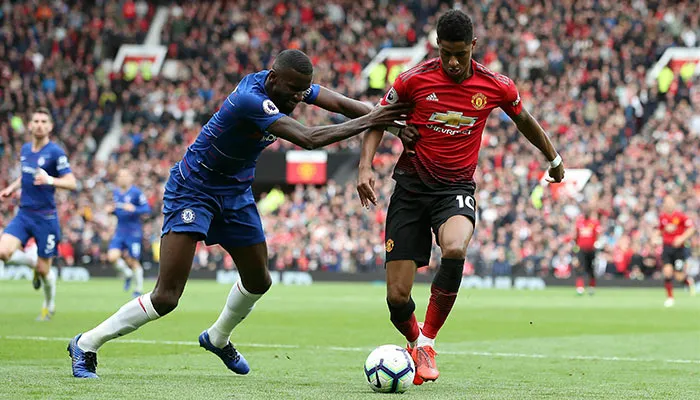 Ridiger y Roshford en disputa por el balón